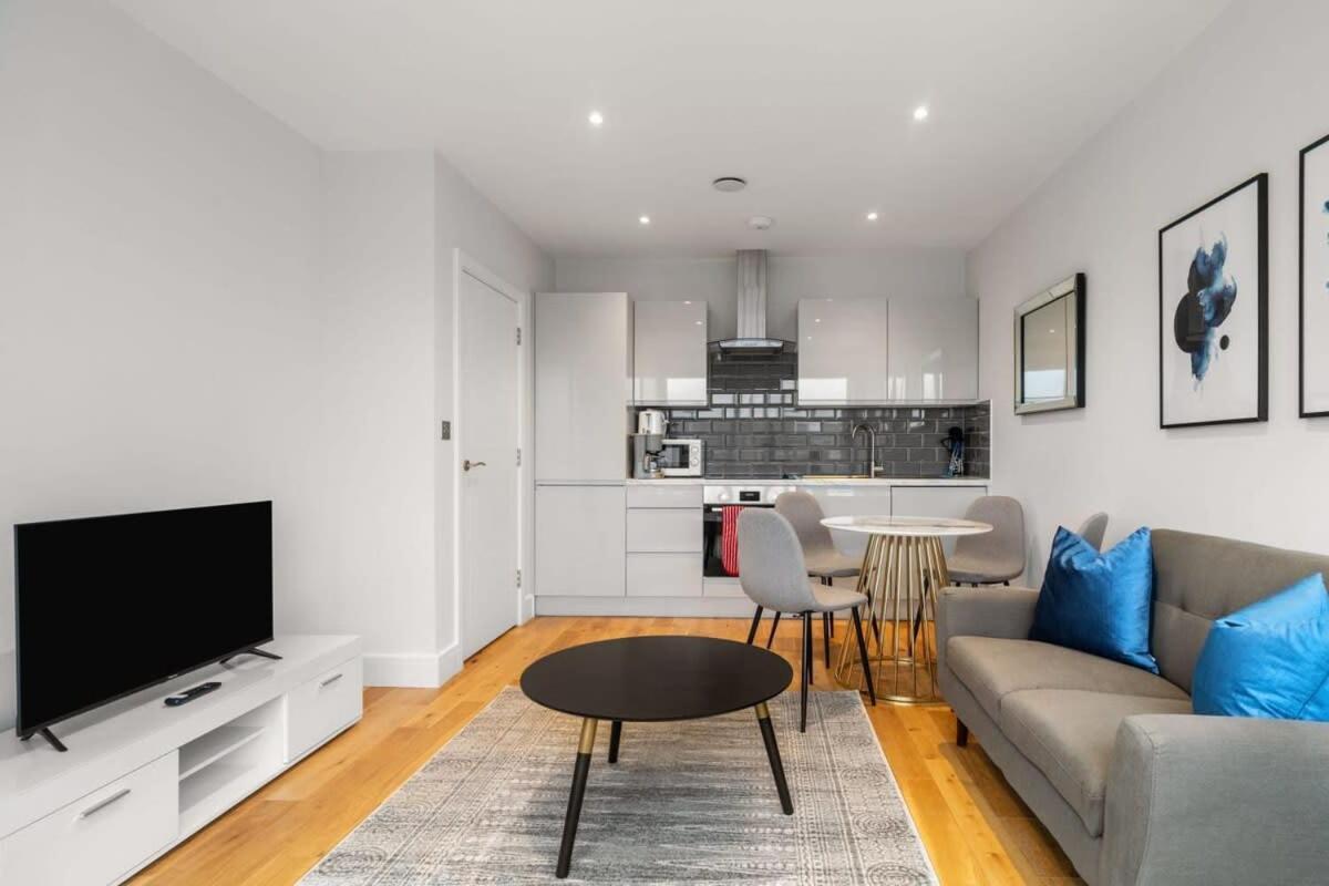 Lovely 1 Bedroom Apartment In The Heart Of Eastleigh Exterior foto