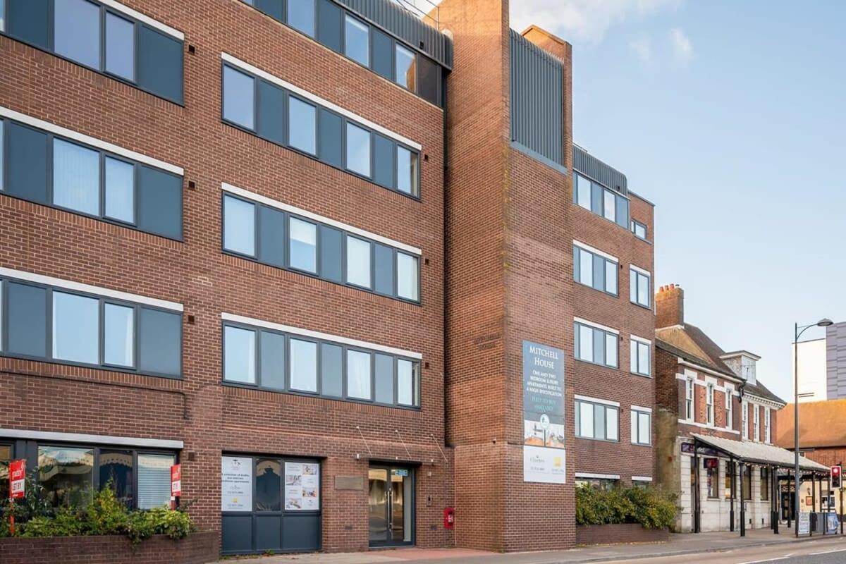 Lovely 1 Bedroom Apartment In The Heart Of Eastleigh Exterior foto